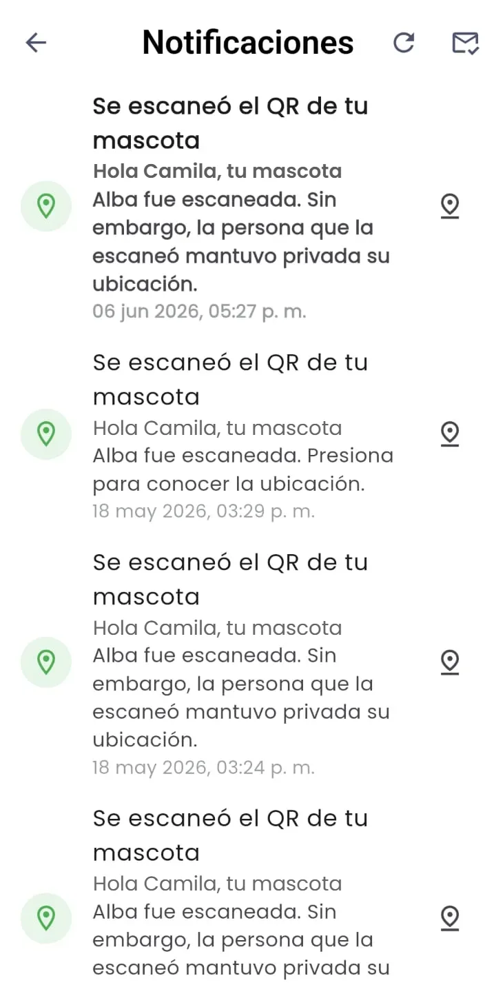 Captura de la aplicación PeluID con datos de ejemplo: notificaciones que avisan al responsable cuando se escanea el código QR de su mascota.